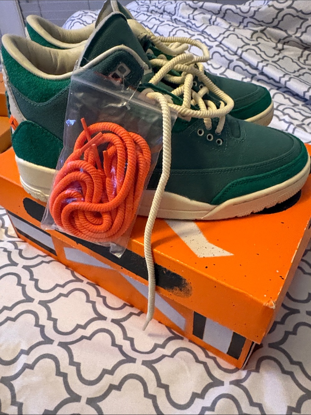 Nike Green Low-Top Sneakers with Cream , orange Laces